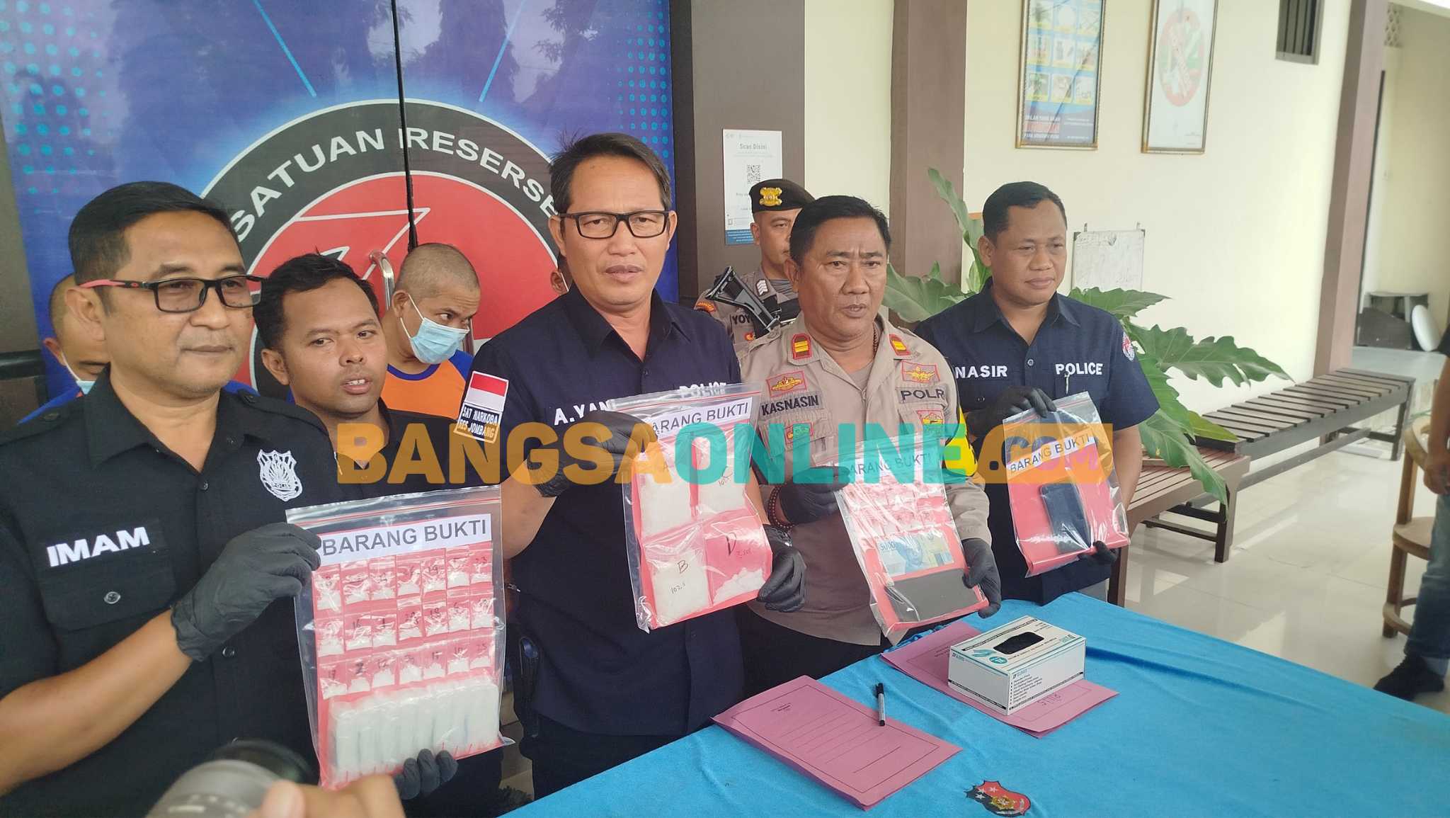 Kasat Resnarkoba Polres Jombang, AKP Ahmad Yani saat melakukan rilis pers. Foto: Aan Amrulloh/BANGSAONLINE