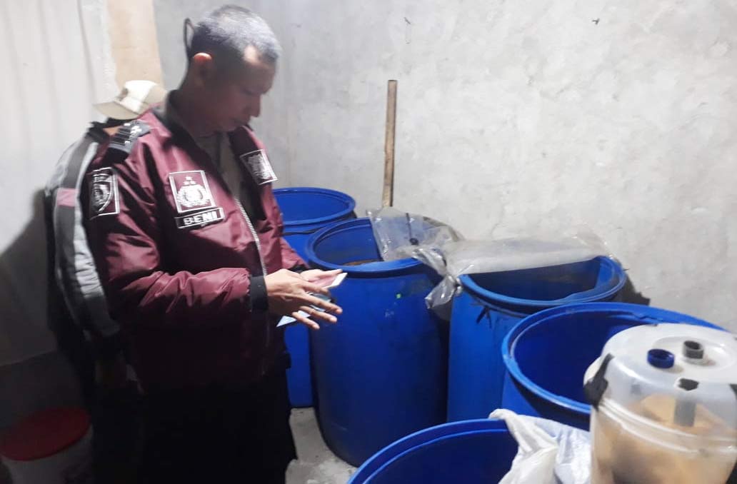 Polisi Gerebek Rumah Produksi Arak di Tenggiring Lamongan