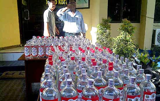 DIAMANKAN: Ratusan miras berbagai merek yang diamankan petugas dari tersangka Rudi Kin. foto : catur andy /BANGSAONLINE