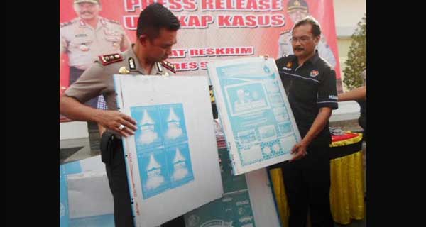 Kapolres Sidoarjo AKBP M Anwar Nasir SIK menunjukkan plat aluminium bekas cetakan ada simbol keagamaan yang akan dibuat bahan antene TV dalam rilis di Mapolres Sidoarjo. foto: catur andy erlambang/ BANGSAONLINE