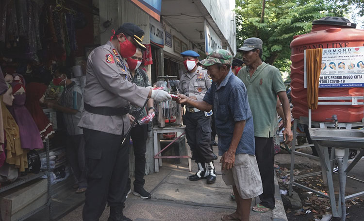 Peringati HUT Bhayangkara ke-74, Kapolres Probolinggo Kota Bagi-Bagi Masker ke Tukang Becak