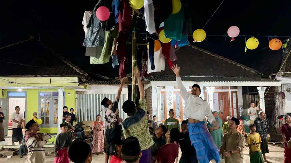 Ratusan warga tumpah ruah mengikuti tradisi Arebbuan, simbol kebersamaan dan semangat berbagi di momen Maulid Nabi. Foto: M. Andy Fachrudin/Bangsaonline.