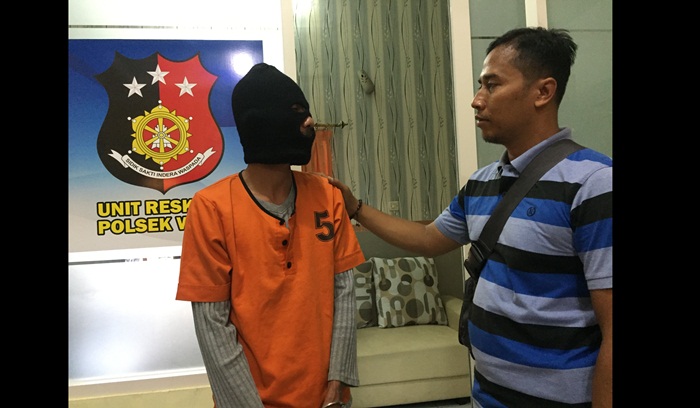 Pelaku saat digelandang di Polsek Waru