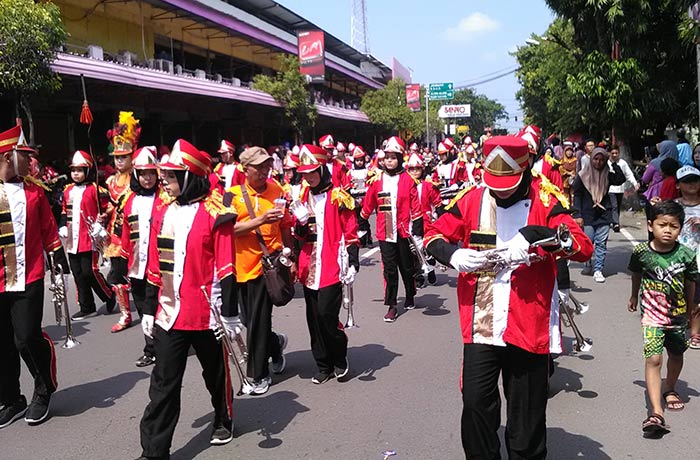Tampak ribuan warga memadati jalan-jalan protokol menyaksikan kirab budaya.
