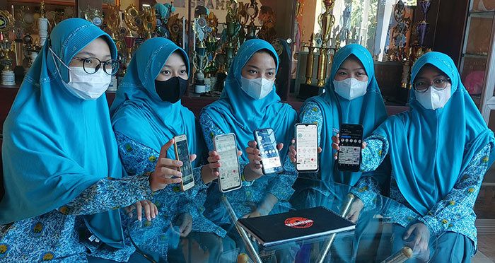 Sejumlah siswa Smamita Sidoarjo saat memamerkan karyanya yang menang di World Youth Invention and Innovation Award 2022.