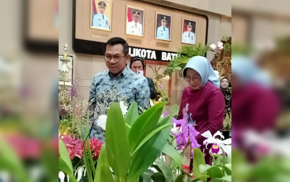Wali Kota Batu Nurochman saat melihat aneka tanaman anggrek usai membuka Batu Shining Orchids Week 2025.