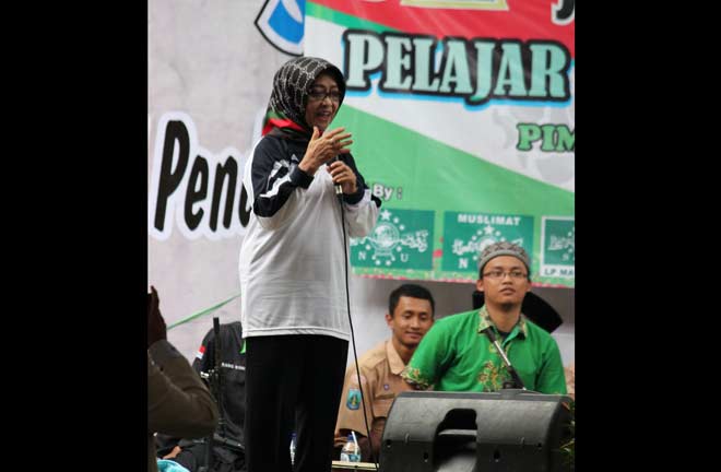 Hj. Munjidah Wahab di acara Jumat Bahagia di SMAN 1 Jombang.
