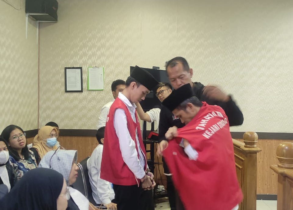 Dua terdakwa pengedar sabu jaringan internasional usai menjalani sidang di PN Sidoarjo