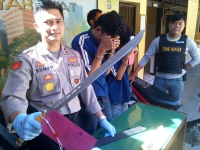 ?Aparat menunjukkan pedang yang jadi senjata saat beraksi. foto:farih/BANGSAONLINE