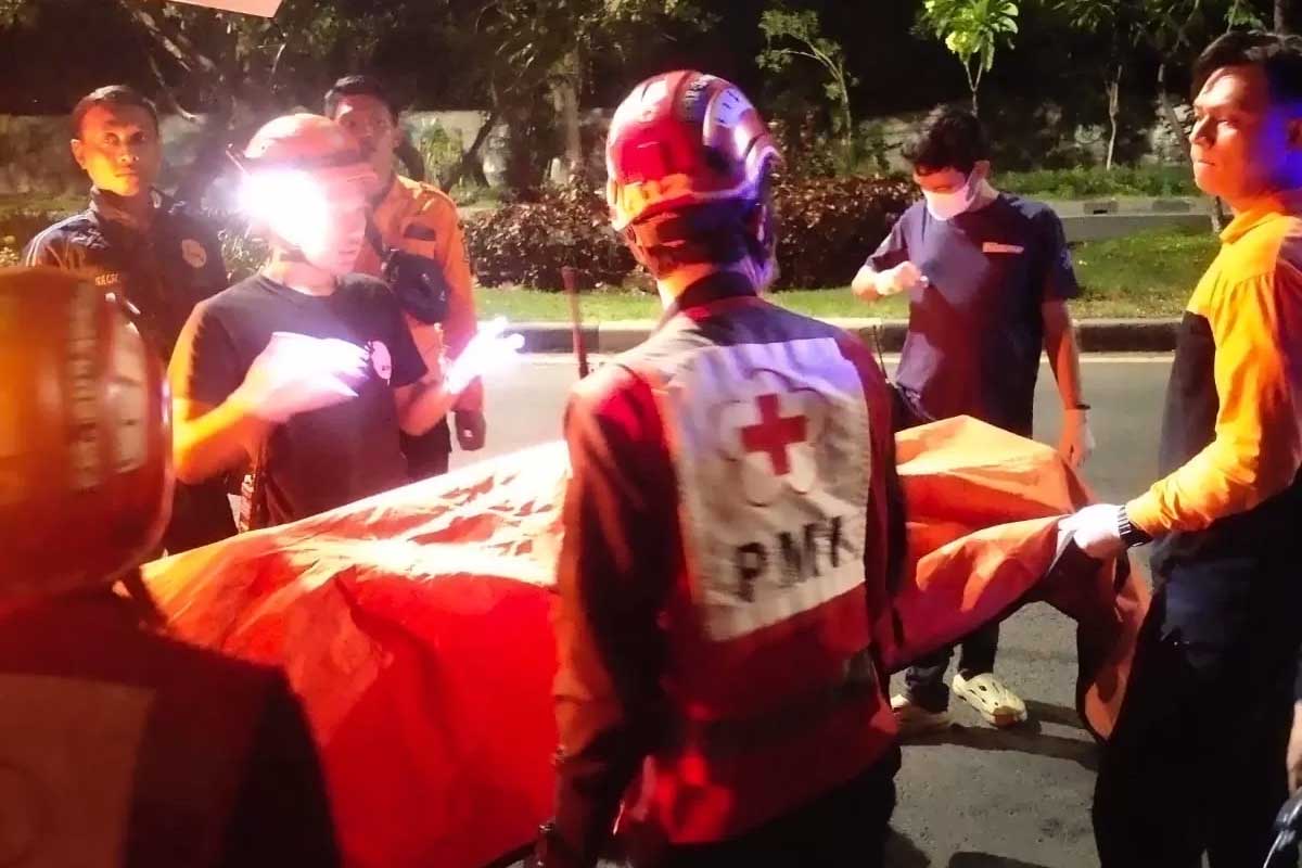 Petugas saat mengevakuasi seorang lansia yang ditemukan meninggal diduga karena alami kecelakaan tunggal.