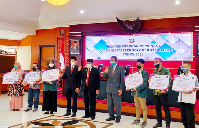 Wali Kota Blitar Santoso (tengah) bersama para pemenang lomba inovasi teknologi Kota Blitar.