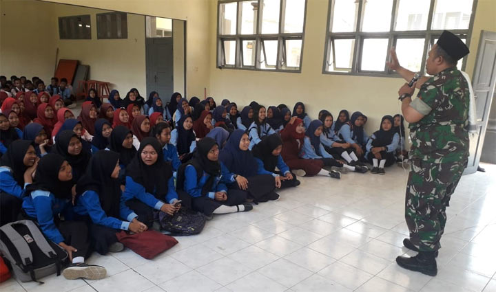 Koptu Faturohhim, anggota Satgas Bintal Korem 083/Bdj saat menyampaikan wasbang bela negara.
