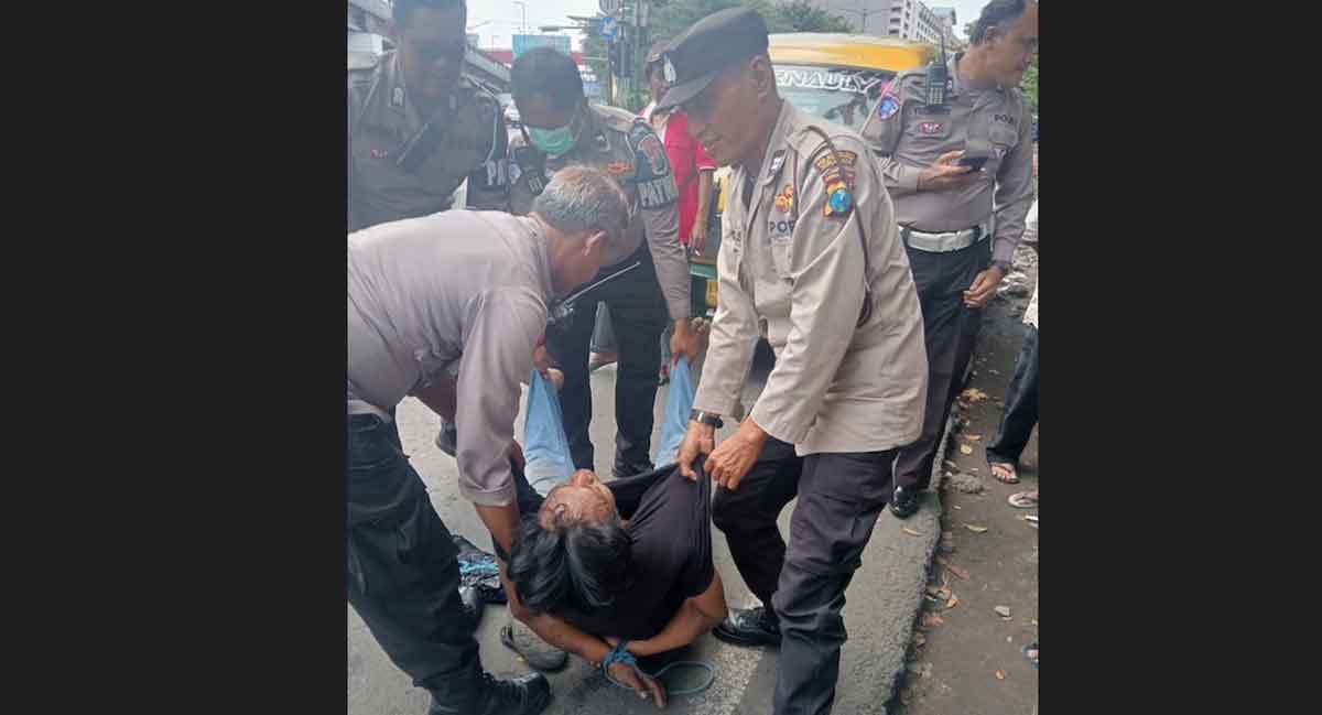 Petugas dari Polsek Wonokromo saat menangkap copet dalam angkutan umum.