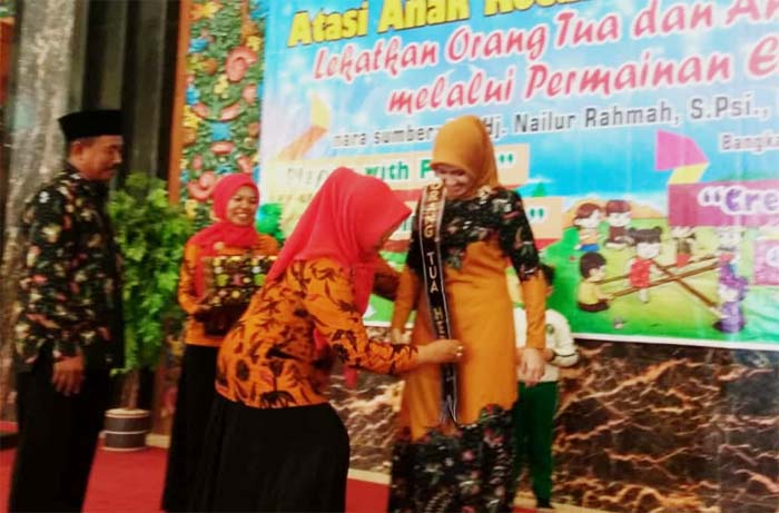 Ny. Nailur Rahmah "Orang Tua Hebat" Paparkan Cara Mengasuh Anak di Era Digital