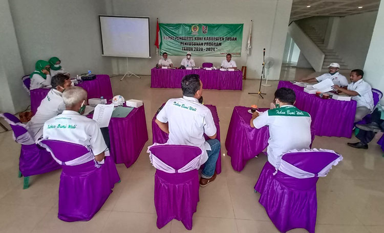 Ketua dan Jajaran Pengurus Komite Olahraga Nasional Indonesia (KONI) Kabupaten Tuban sukses menggelar rapat penyusunan program 2020-2024 di Kompleks Tuban Sport Center, Selasa (24 /11/2020). (foto: ist)