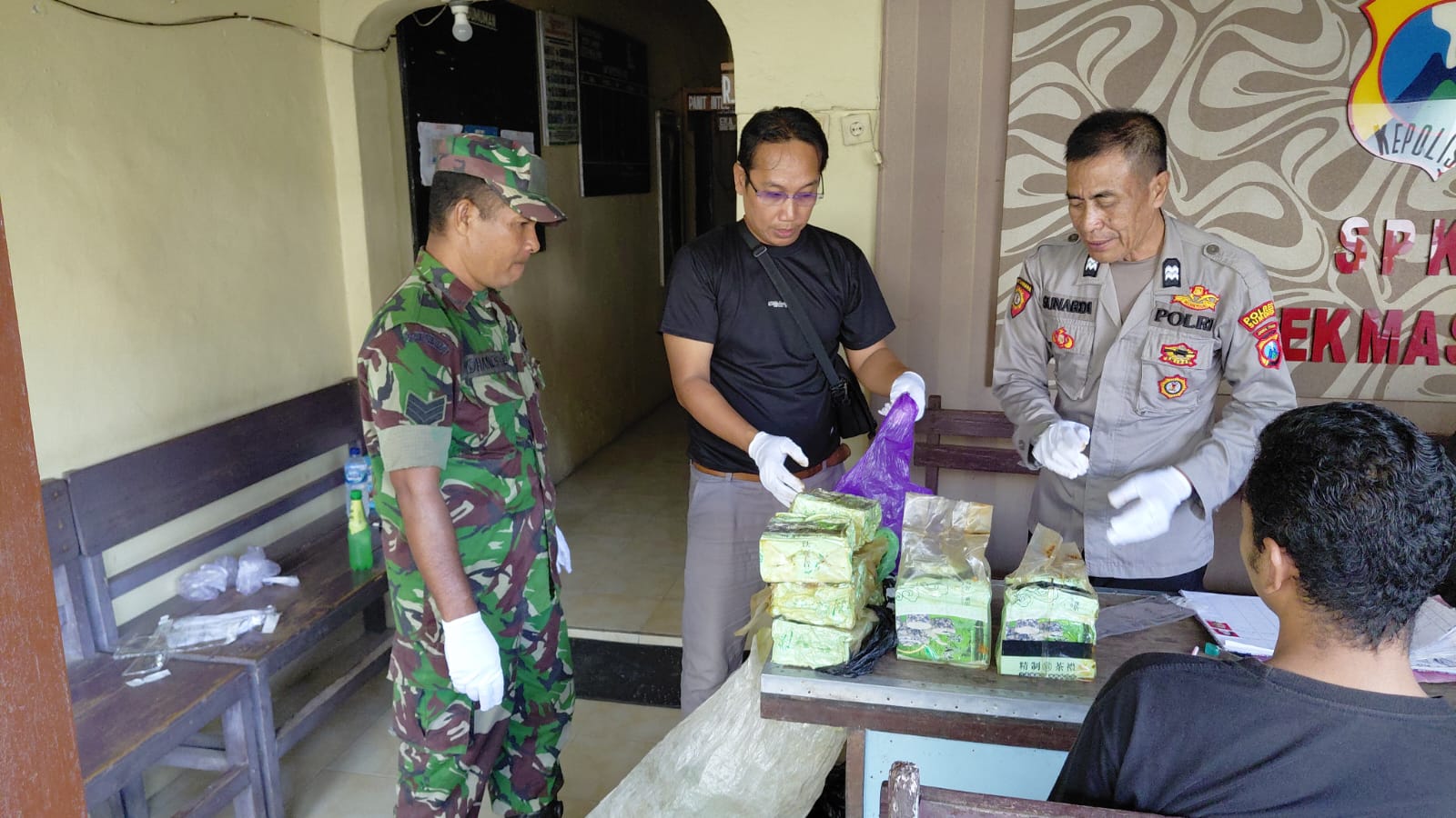 Koramil Masalembu Temukan Bungkusan dengan Isi Diduga Narkoba di Depan Mako