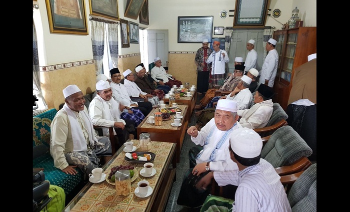 Gus Ipul-Puti Guntur Soekarno menghadiri pertemuan para Kiai Khos atau Kiai Sepuh bersama puluhan ribu ulama, santri dan masyarakat di Pondok Pesantren Lirboyo, Kediri, Selasa ( 6/02) . 