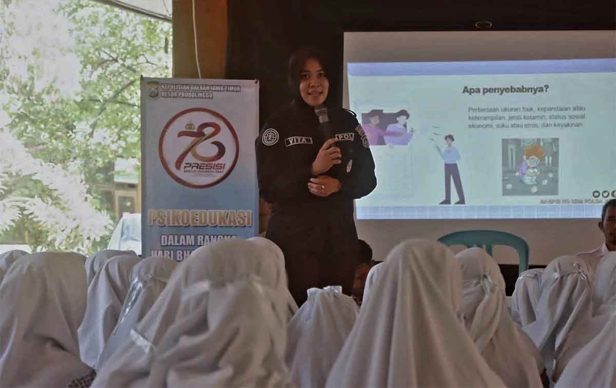 Polwan Polres Probolinggo saat mengedukasi pelajar di SMAN 1 Paiton.