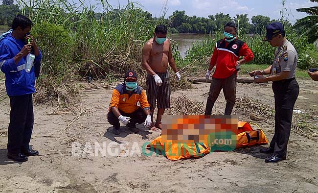 Petugas saat mengevakuasi jasad Misdi. foto: eki nurhadi/ BANGSAONLINE