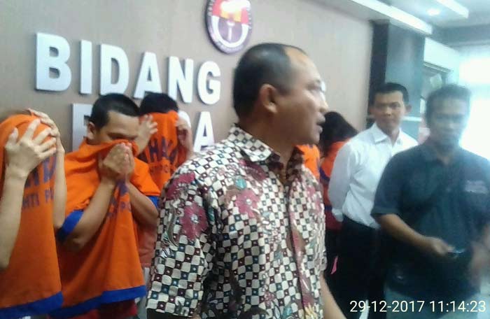 Wadireskrimsus Polda Jatim, AKBP Arman Asmara Syarifuddin menunjukan para pelaku judi online, money laundry, dan penjualan miras serta pelaku penjualan orang. foto: anastasia/bangsaonline
