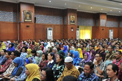 BERKUMPUL – Para kepala SMP se-Surabaya saat mengikuti pertemuan dengan Walikota Surabaya Tri Rismaharini jelang pelaksanaan UN SMP, di Graha Sawunggaling Surabaya. Foto : humas pemkot Surabaya

