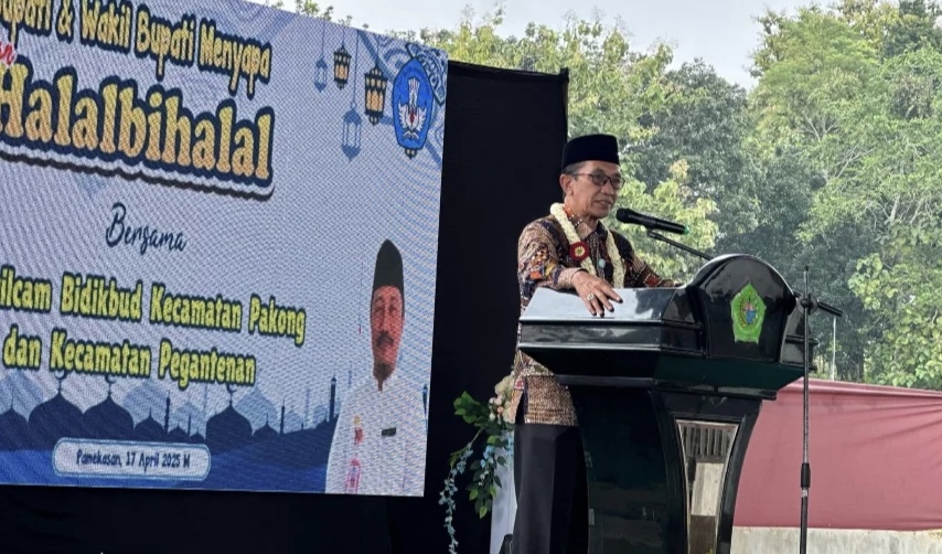 Bupati Pamekasan Kholilurrahman saat memberikan sambutan di acara halal bihalal di Desa Bocorong, kecamatan Pakon