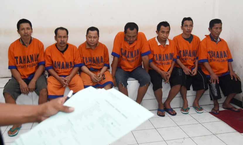 Para terdakwa pembunuhan Aktivis anti tambang sedang didata oleh petugas di Kejaksaan Negeri Surabaya, Kamis (18/1). (foto: antara)