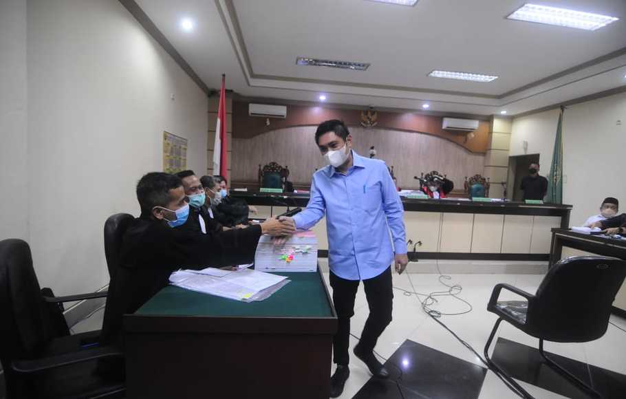 Mardani Maming saat menghadiri sidang Pengadilan Tipikor Kalimantan Selatan, Senin (25/4/2022). Foto: beritasatu.com