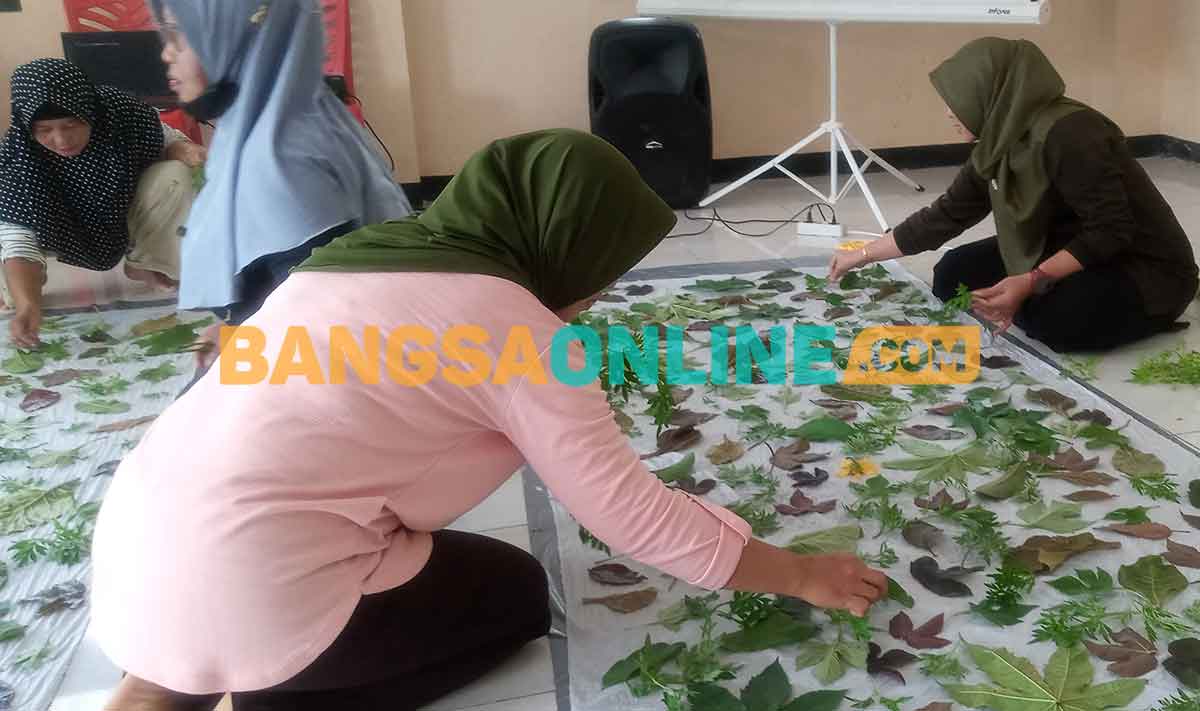 Peserta pelatihan saat praktik membatik ecoprint yang diadakan oleh KKN Mahasiswa Unmuh Madiun. Foto: HENDRO SUHARTONO/BANGSAONLINE
