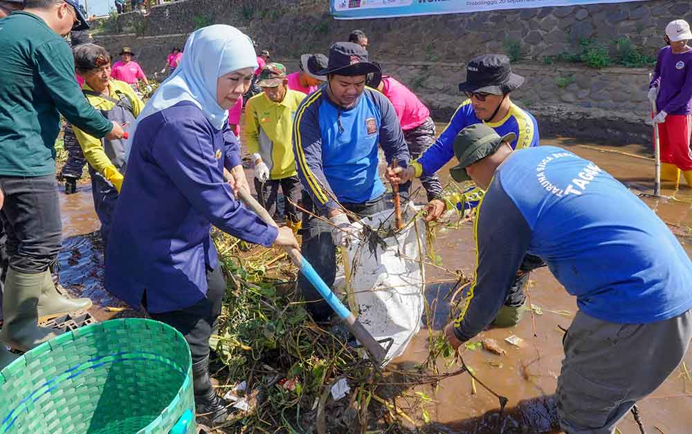 Gubernur Khofifah bersama para relawan menyusuri aliran sungai guna mengumpulkan dilanjut memilah sampah organik dan anorganik.