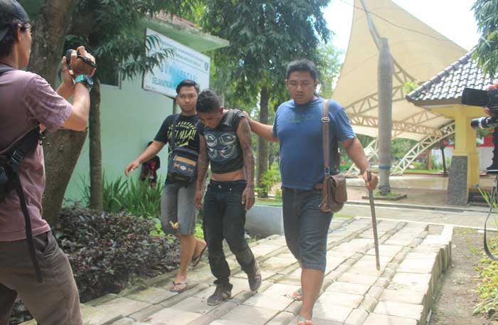 Ari saat diamankan petugas karena membawa sajam. foto: ZAINAL A/ BANGSAONLINE