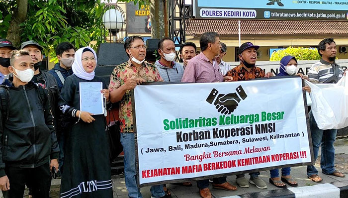 Perwakilan korban investasi bodong madu klanceng saat mendatangi Mapolres Kediri Kota. Foto: Ist