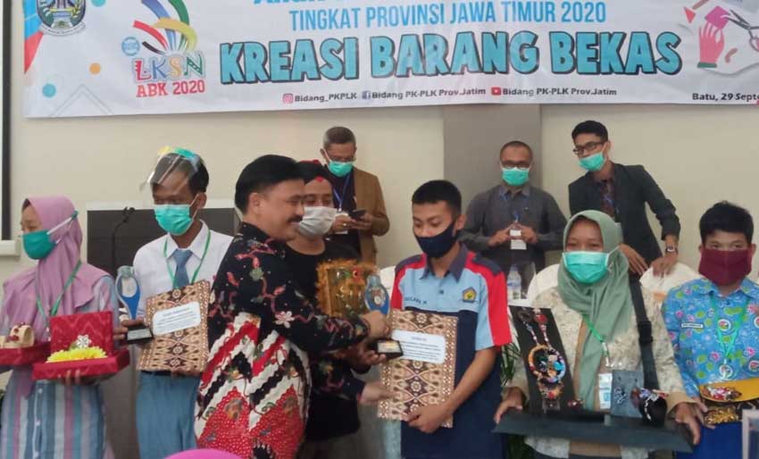 Kasi Kurikulum Disdik Provinsi Jatim saat menyerahkan hadiah kepada para pemenang.