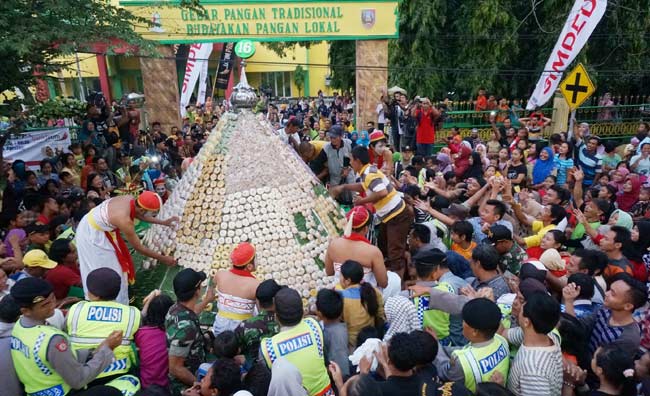 2016 kue apem yang disusun menjadi gunungan di acara Gerebek Apem. foto: RONY S/ BANGSAONLINE