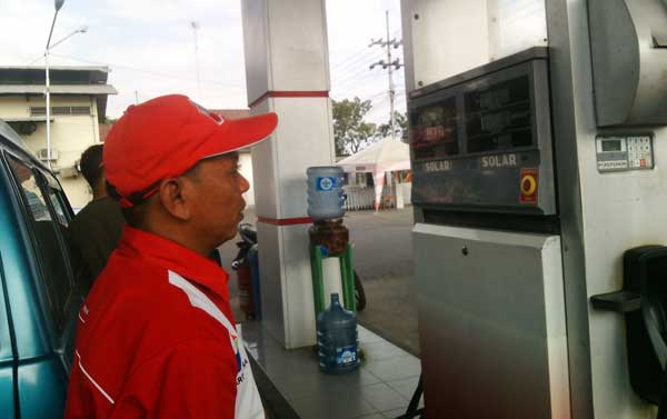 Salah seorang petugas SPBU saat mengisikan solar ke mobil pelanggan. (eky nurhadi/BANGSAONLINE)