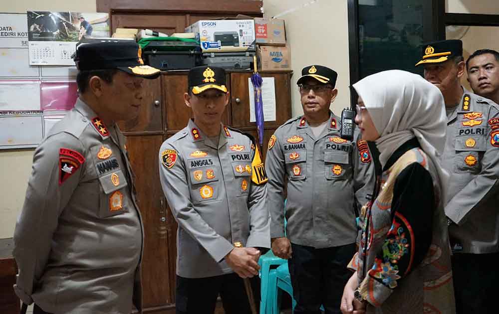 Wali Kota Kediri Vinanda Prameswati bersama Kapolres Kediri Kota AKBP Anggi Saputra Ibrahim saat menyambut kedatangan Kapolda Jawa Timur, Irjen Pol Nanang Avianto. Foto: Ist. 