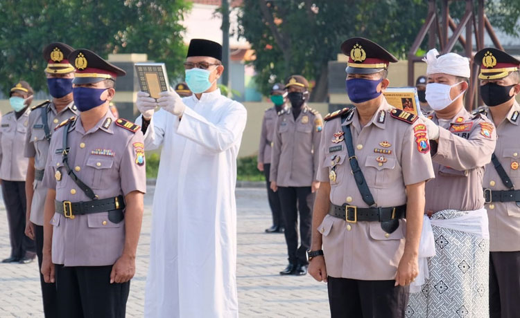 Kapolsek Sidoarjo Kota dan Kapolsek Buduran yang baru saat disumpah jabatan.