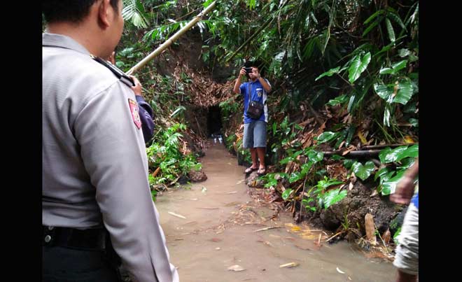Warga menunjukan arah jalan menuju lokasi gua.