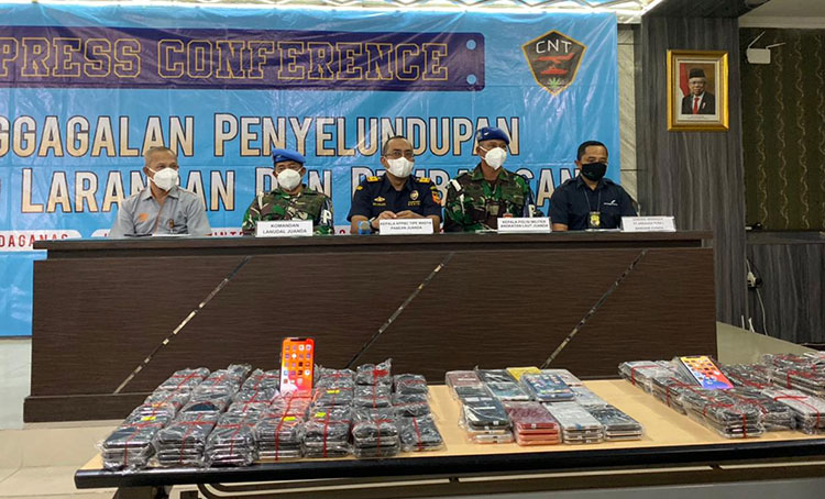 Petugas Gabungan Bandara Juanda Amankan Ratusan iPhone Ilegal dari Batam