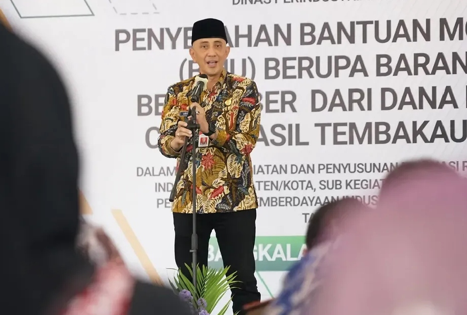 Pj Bupati Bangkalan Serahkan Bantuan Modal Usaha untuk IKM dari DBHCHT 2024
