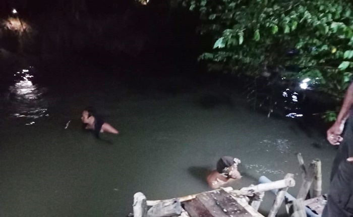 Petugas bersama warga saat melakukan pencarian korban.