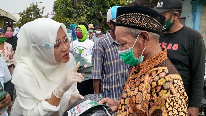 Dokter Ikfina, Calon Bupati Mojokerto menyapa seorang warga.
