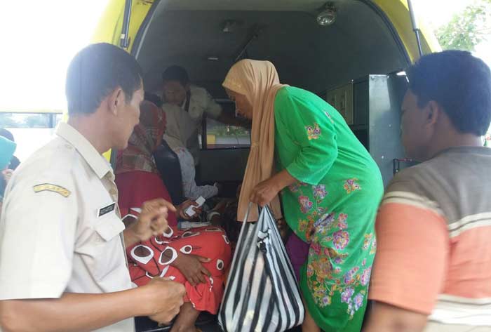 Mohtar saat dibawa ke rumah sakit.
