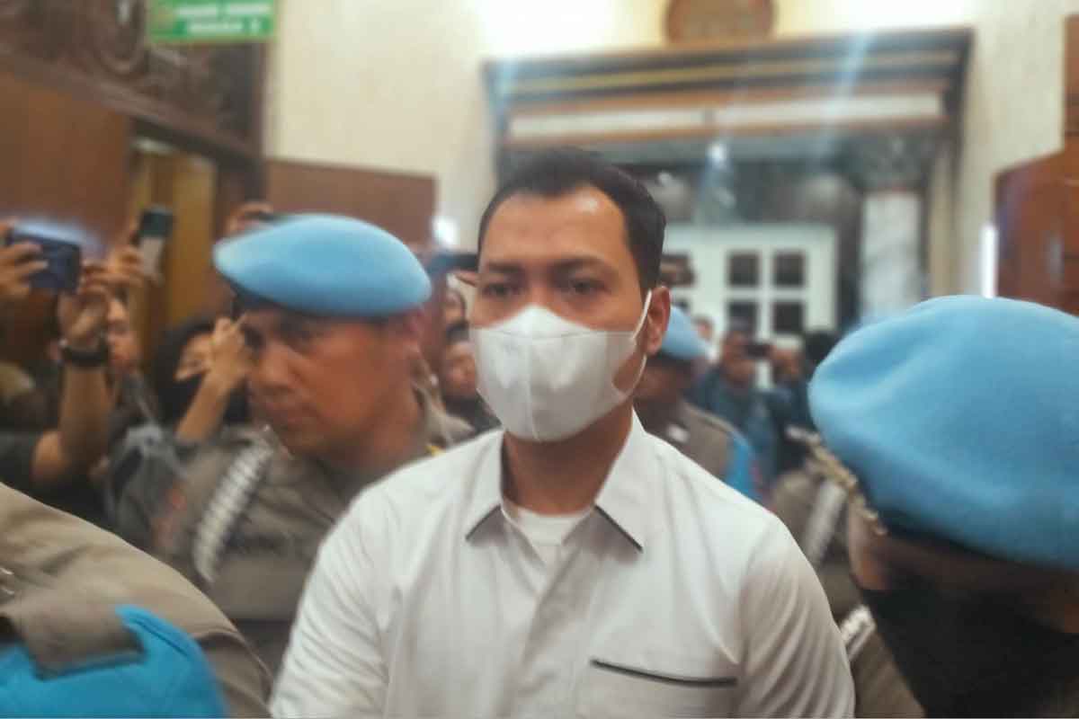 AKP Bambang Sidik Achmadi, eks Kasat Samapta Polres Malang saat berada di ruang sidang Pengadilan Negeri Surabaya, Kamis (16/3/2023)