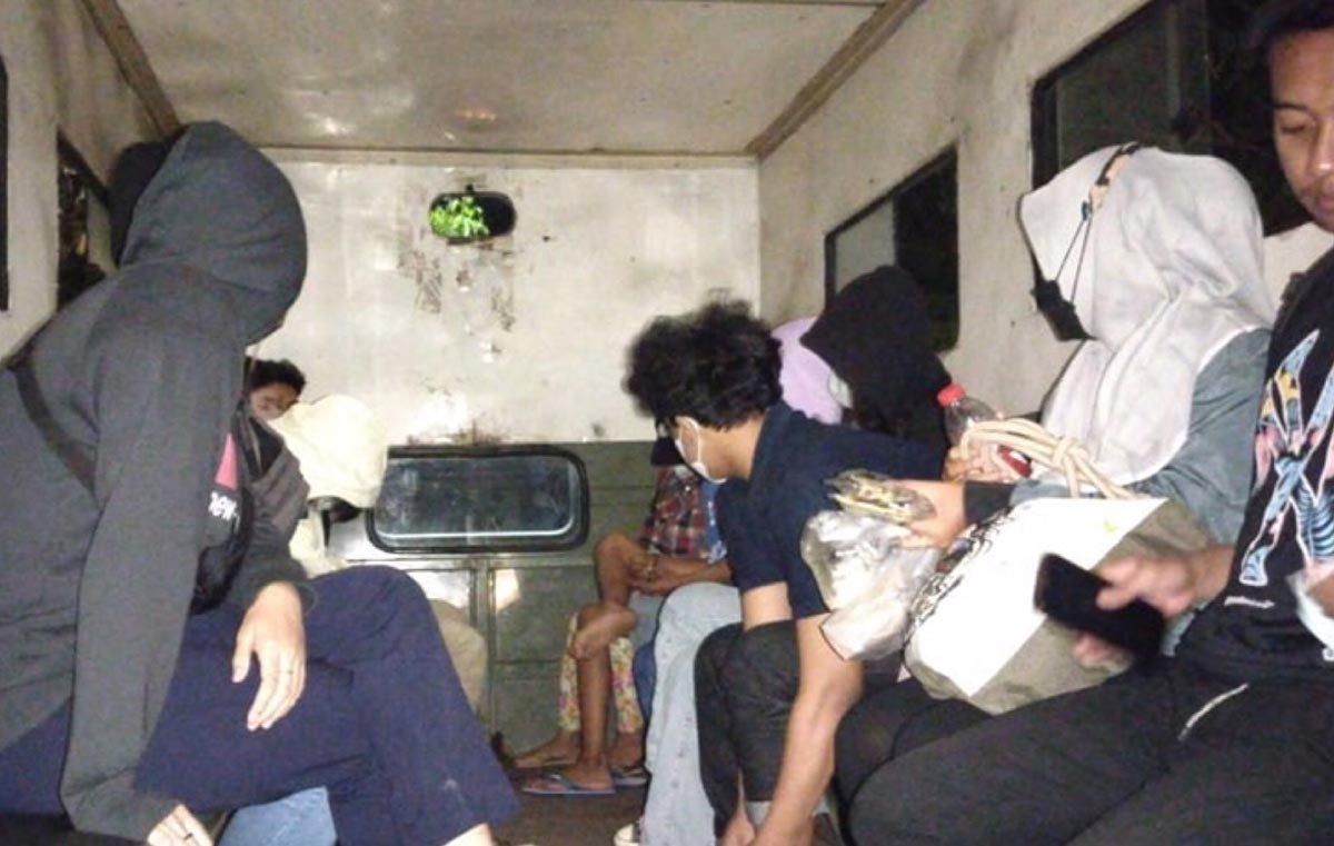 Sejumlah pasangan bukan suami istri yang terjaring razia dibawa ke Kantor Satpol PP Kota Surabaya.