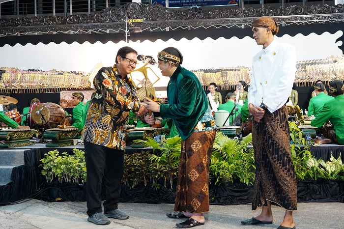 Direktur Utama Petrokimia Gresik, Dwi Satriyo Annurogo (kiri) menerima wayang dari dalang Ki Cahyo Kuntadi. Foto: SYUHUD/BANGSAONLINE.com