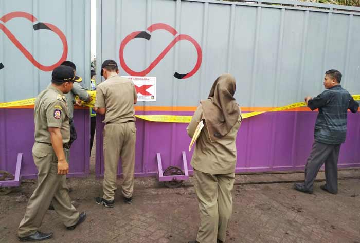 Petugas Dispol PP Gresik ketika menyegel PT. Dwi Raksa beberapa waktu lalu. foto: SYUHUD/ BANGSAONLINE