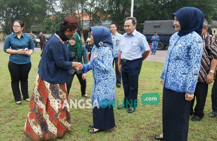 Menteri Kelautan dan Perikanan RI, Susi Pudjiastuti didampingi Wabup Mundjidah Wahab saat tiba di Jombang, Kamis (18/11) sore. foto: RONY SUHARTOMO/ BANGSAONLINE