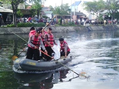 Jajaran Polri bersih-bersih kali. Foto:rusmiyanto/BANGSAONLINE