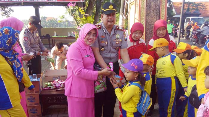 Kapolsek Jetis AKP. Subiyanto saat membagikan permen kepada anak-anak PAUD. Foto: SOFFAN/BANGSAONLINE